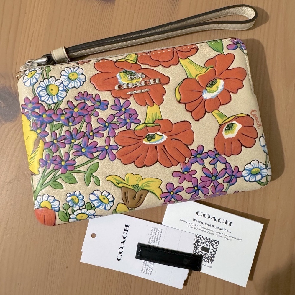 🌸 Coach Corner Zip Wristlet With Floral Print